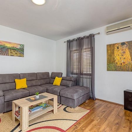 Emanuela With Private Pool Apartman Loborika Kültér fotó