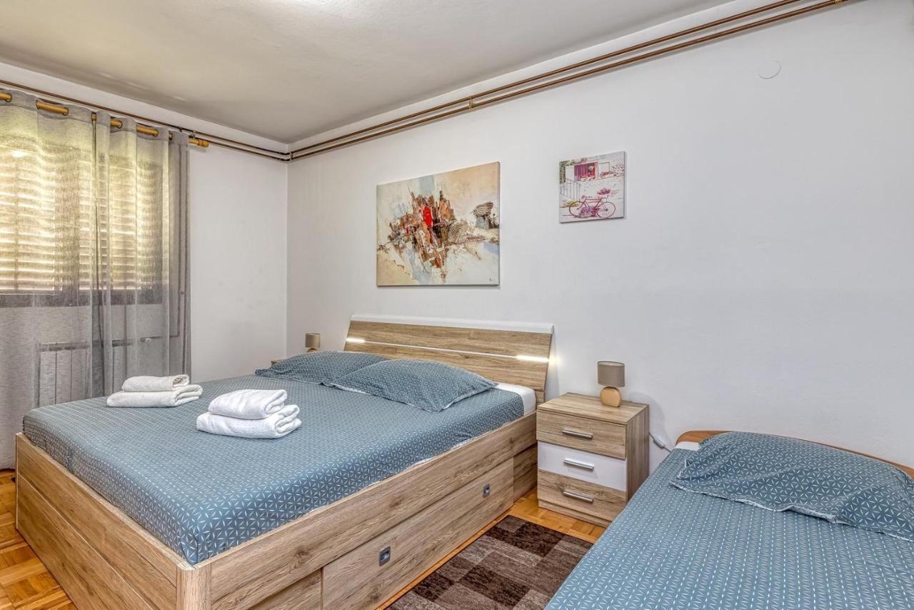 Emanuela With Private Pool Apartman Loborika Kültér fotó