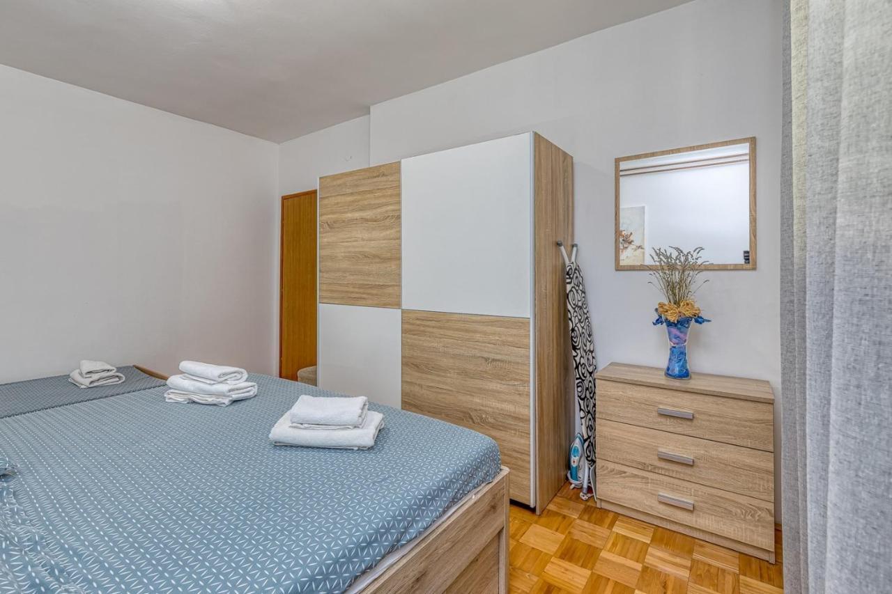 Emanuela With Private Pool Apartman Loborika Kültér fotó