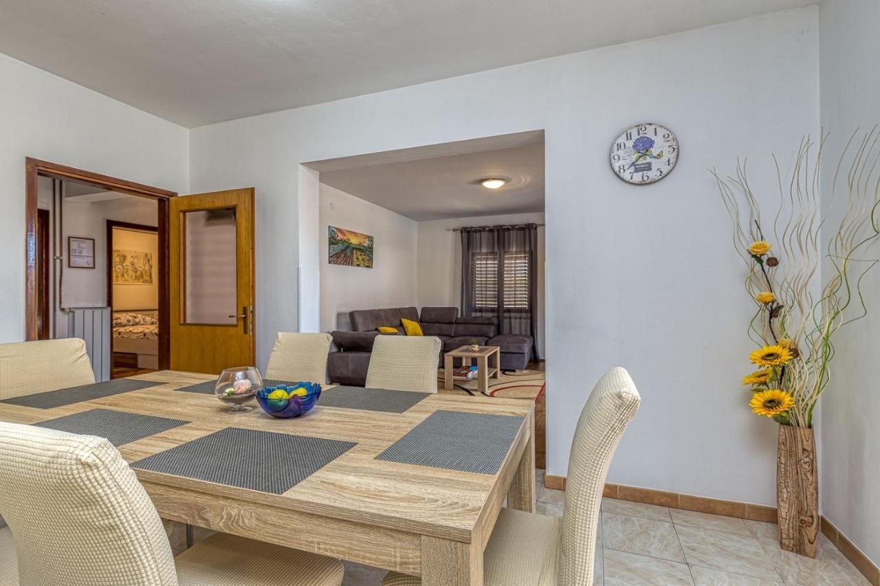 Emanuela With Private Pool Apartman Loborika Kültér fotó