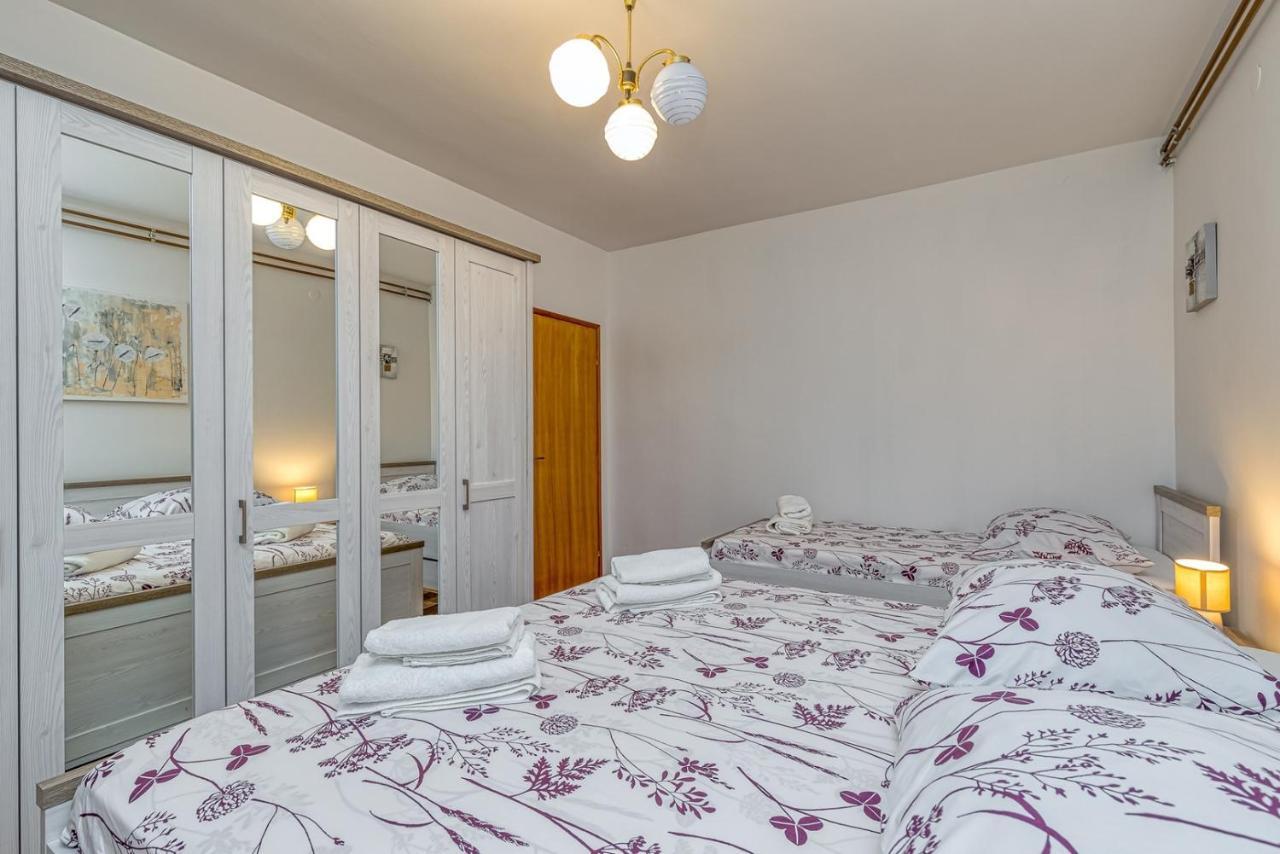 Emanuela With Private Pool Apartman Loborika Kültér fotó