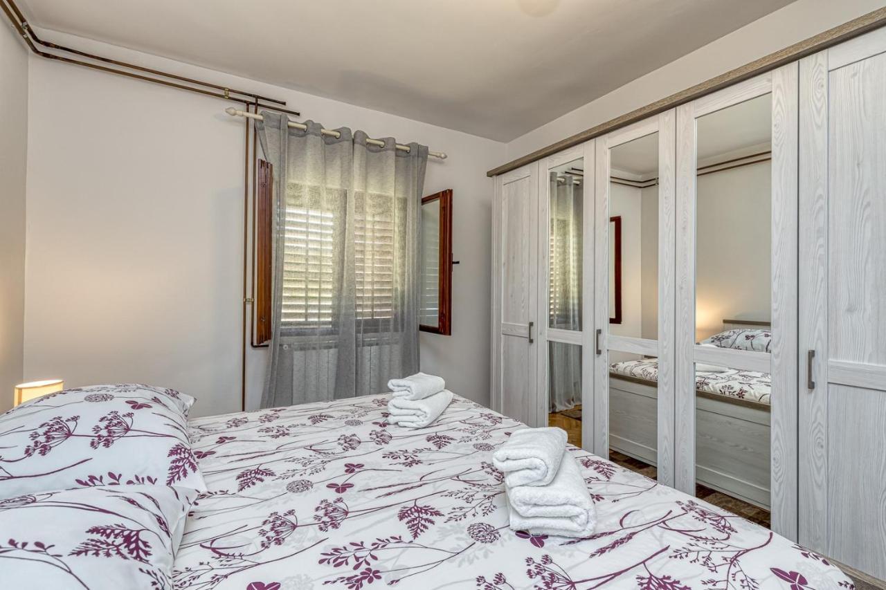 Emanuela With Private Pool Apartman Loborika Kültér fotó
