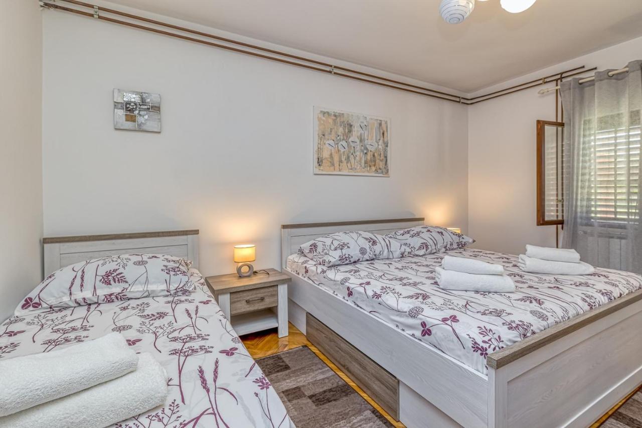Emanuela With Private Pool Apartman Loborika Kültér fotó