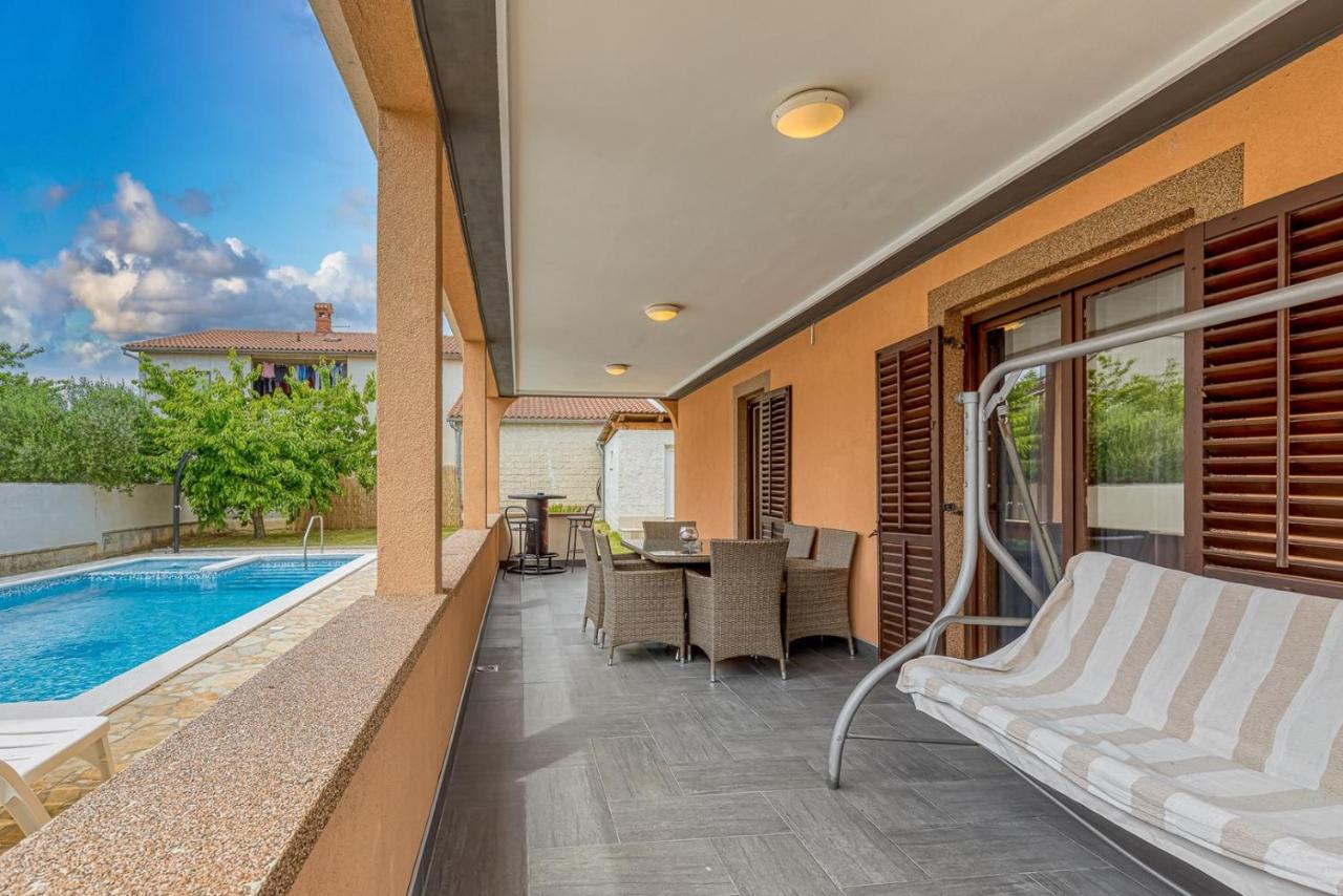 Emanuela With Private Pool Apartman Loborika Kültér fotó