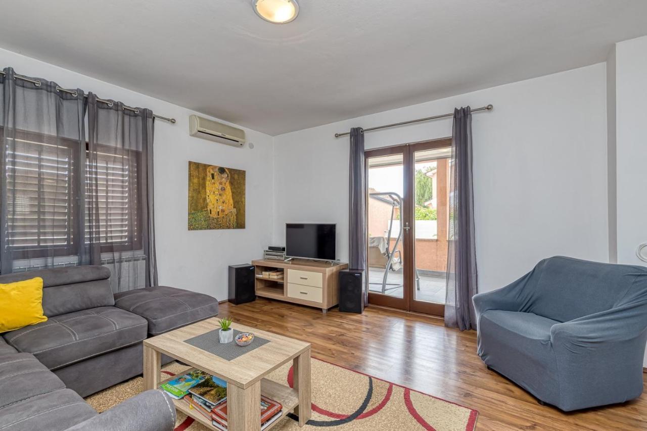 Emanuela With Private Pool Apartman Loborika Kültér fotó