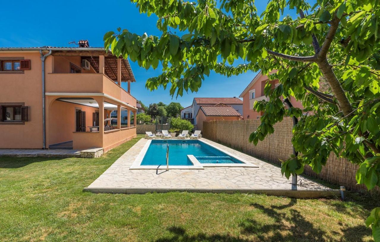 Emanuela With Private Pool Apartman Loborika Kültér fotó