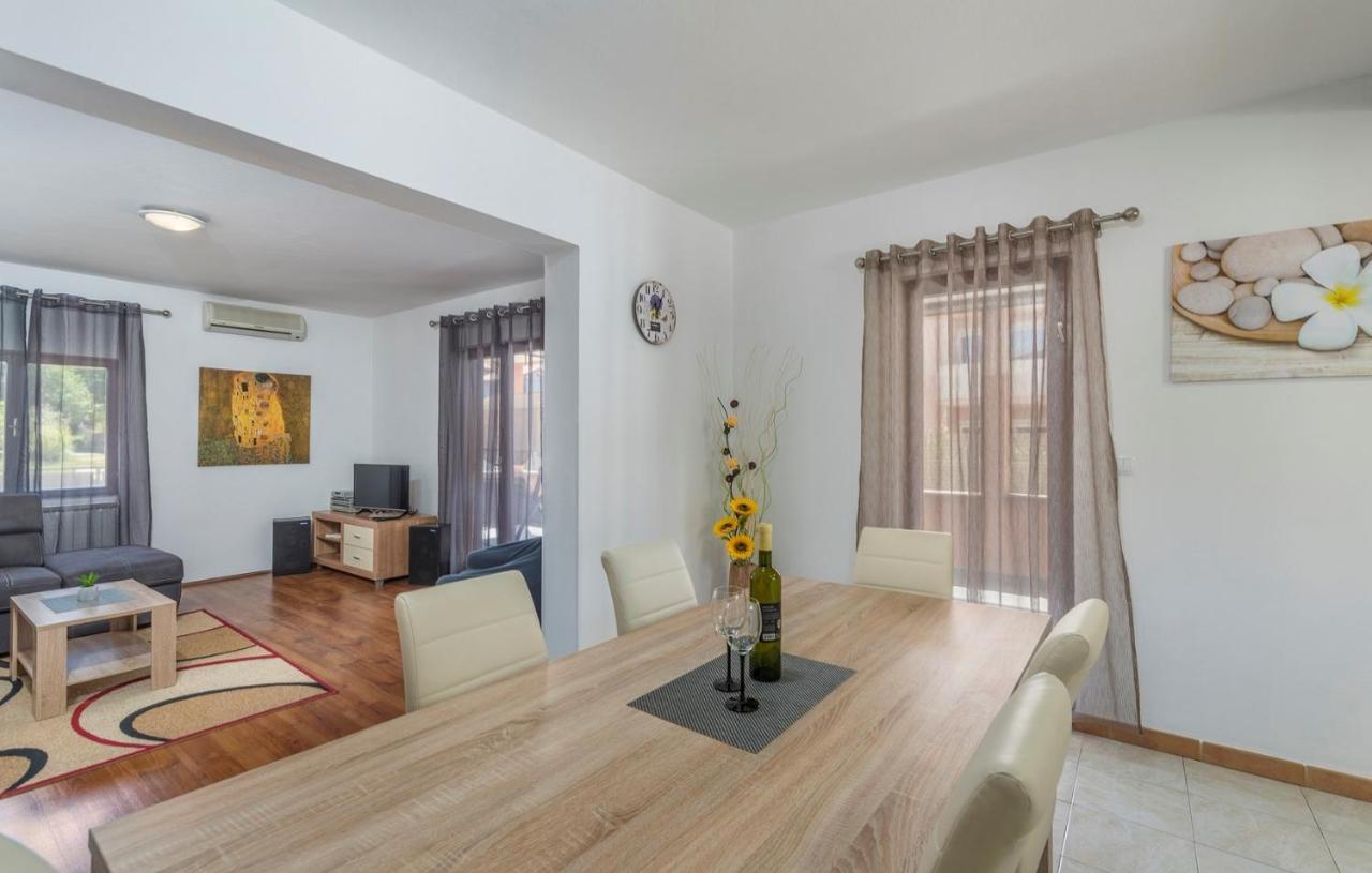Emanuela With Private Pool Apartman Loborika Kültér fotó