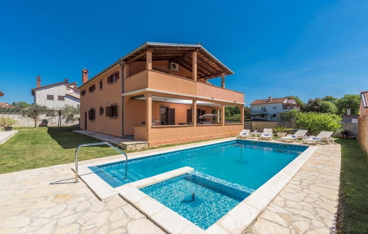 Emanuela With Private Pool Apartman Loborika Kültér fotó