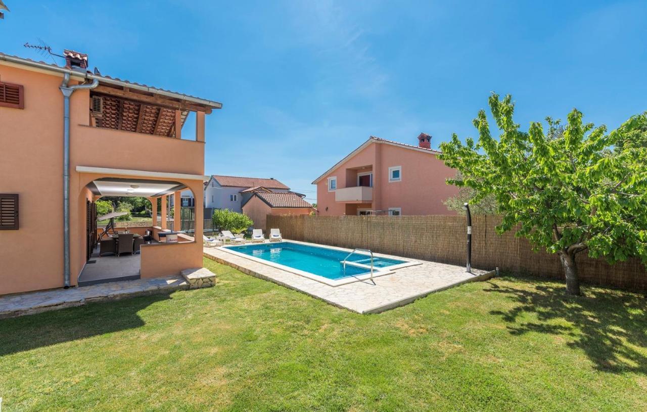 Emanuela With Private Pool Apartman Loborika Kültér fotó