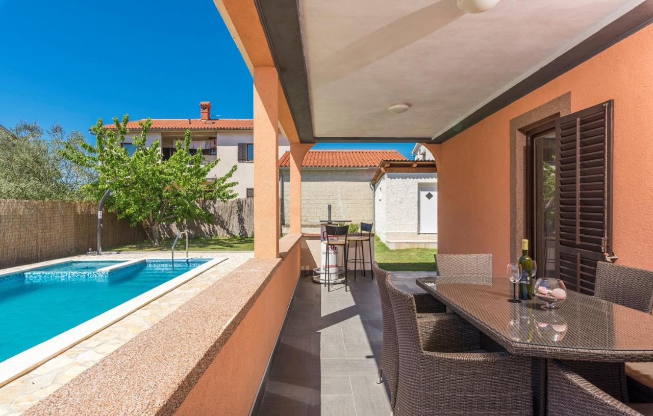 Emanuela With Private Pool Apartman Loborika Kültér fotó